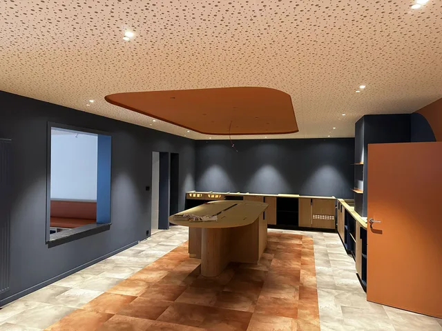 Espace hôtelier aux accents bleus et terre cuite